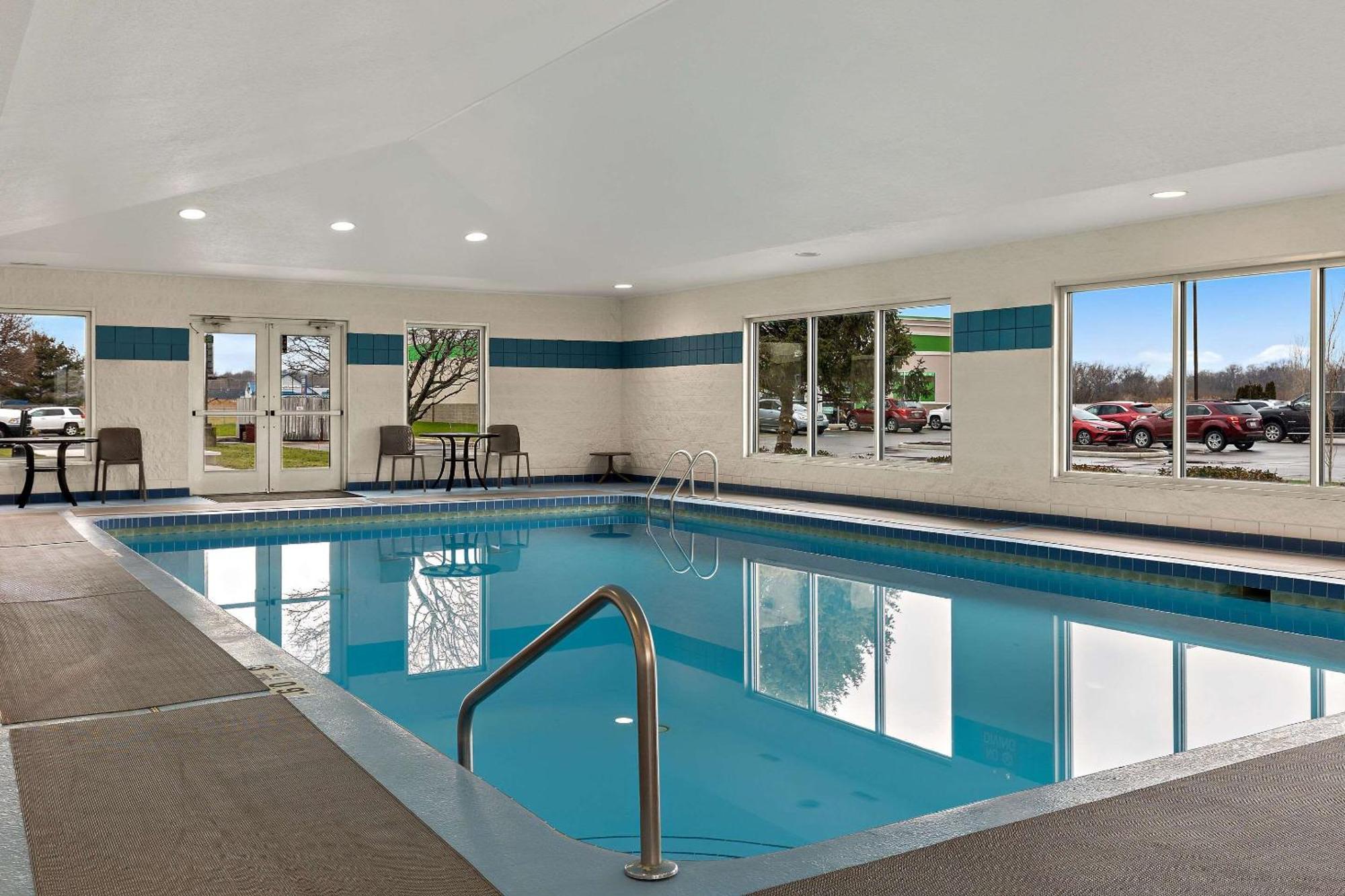 Comfort Inn & Suites Fremont Exterior photo