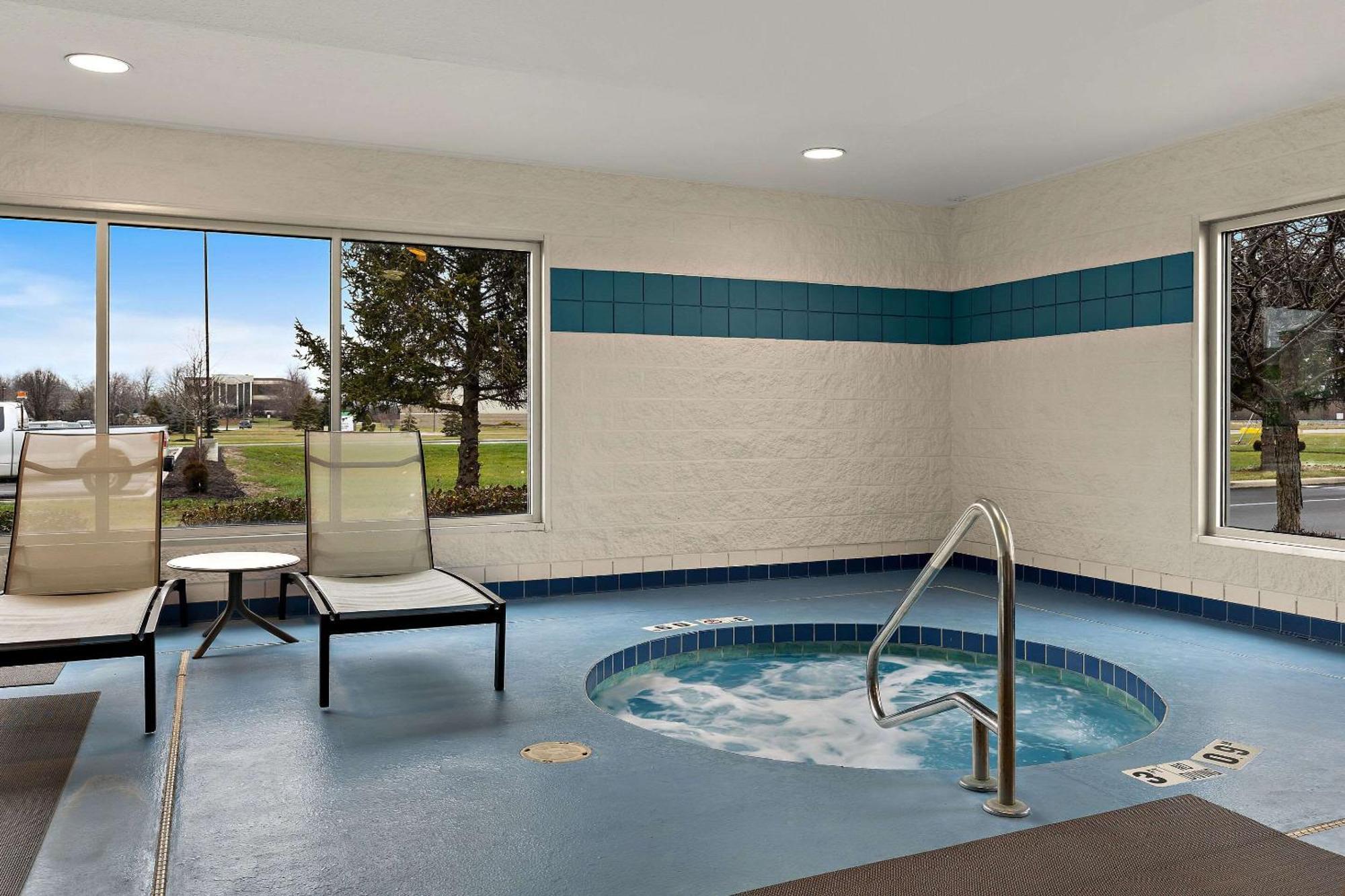 Comfort Inn & Suites Fremont Exterior photo