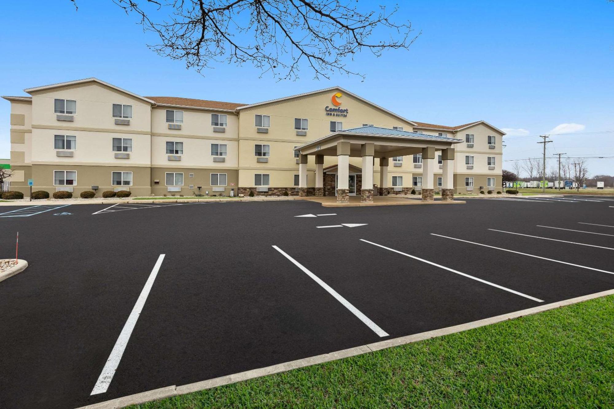 Comfort Inn & Suites Fremont Exterior photo